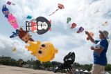 Peserta menerbangkan layang-layang saat pembukaan festival layangan internasional di Pantai Mertasari Sanur, Denpasar, Bali, Kamis (31/7/2025).Festival yang digelar pada 31 Juli hingga 3 Agustus 2025 tersebut menampilkan sebanyak 500 layang-layang internasional dengan diikuti 95 peserta dari 25 negara. ANTARA FOTO/Nyoman Hendra Wibowo/wsj.