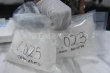 Polisi menunjukkan barang bukti narkotika jenis sabu-sabu saat pengungkapan kasus jaringan narkoba di Mapolresta Samarinda, Kalimantan Timur, Jumat (1/8/2025). Polresta Samarinda dalam seminggu pelaksanaan Operasi Antik Mahakam 2025 tersebut mengamankan 2.725 gram sabu-sabu dan lima orang tersangka dari tiga kasus jaringan peredaran sabu-sabu. Antara Kaltim/M Risyal Hidayat