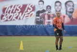 Pesepak bola asing Borneo FC Samarinda asal Brasil Westherley Garcia berlatih di Stadion Segiri, Samarinda, Kalimantan Timur, Jumat (1/8/2025). Westherley Garcia yang berposisi pada bek kiri itu menjadi pemain asing kesembilan tim berjuluk Pesut Etam untuk mengikuti kompetisi sepak bola Super League 2025/2026. Antara Kaltim/M Risyal Hidayat