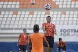 Pesepak bola asing Borneo FC Samarinda asal Kolombia Juan Felipe Villa (kedua kanan) berlatih dengan rekannya di Stadion Segiri, Samarinda, Kalimantan Timur, Jumat (1/8/2025). Juan Felipe Villa yang berposisi pada gelandang serang itu menjadi pemain asing baru tim berjuluk Pesut Etam untuk mengikuti kompetisi sepak bola Super League 2025/2026. Antara Kaltim/M Risyal Hidayat