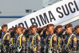 Sejumlah Taruna  Akademi Angkatan Laut (AAL) Tingkat III Angkatan Ke-72 melakukan penghormatan saat upacara pemberangkatan Satgas Lattek Pelayaran Kartika Jala Krida Taruna Akademi Angkatan Laut (AAL) Tingkat III Angkatan Ke-72 tahun 2025 di Koarmada II, Surabaya, Jawa Timur, Jumat (1/8/2025). KRI Bima Suci yang diberangkatkan dalam rangka muhibah diplomasi duta bangsa dan Latihan Praktek Pelayaran Kartika Jala Krida tersebut membawa 281 personel yang terdiri dari 106 prajurit KRI Bima Suci, 97 Taruna AAL Angkatan ke-72, 12 Staf Satlat KJK TA. 2025, 2 taruna dan 1 perwira pendamping dari Akademi Militer, 2 taruna dan 1 pendamping dari AAU dan 60 peserta ASEAN Plus Cadet Sail (APCS) menuju ke sejumlah daerah di Indonesia dan ke sejumlah negara. ANTARA Jatim/Didik Suhartono/mas.