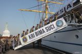 Sejumlah Taruna  Akademi Angkatan Laut (AAL) Tingkat III Angkatan Ke-72 naik ke KRI Bima Suci saat pemberangkatan Satgas Lattek Pelayaran Kartika Jala Krida Taruna Akademi Angkatan Laut (AAL) Tingkat III Angkatan Ke-72 tahun 2025 di Koarmada II, Surabaya, Jawa Timur, Jumat (1/8/2025). KRI Bima Suci yang diberangkatkan dalam rangka muhibah diplomasi duta bangsa dan Latihan Praktek Pelayaran Kartika Jala Krida tersebut membawa 281 personel yang terdiri dari 106 prajurit KRI Bima Suci, 97 Taruna AAL Angkatan ke-72, 12 Staf Satlat KJK TA. 2025, 2 taruna dan 1 perwira pendamping dari Akademi Militer, 2 taruna dan 1 pendamping dari AAU dan 60 peserta ASEAN Plus Cadet Sail (APCS) menuju ke sejumlah daerah di Indonesia dan ke sejumlah negara. ANTARA Jatim/Didik Suhartono/mas.