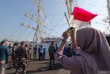 Warga merekam keberangkatan KRI Bima Suci yang membawa Satgas Lattek Pelayaran Kartika Jala Krida Taruna Akademi Angkatan Laut (AAL) Tingkat III Angkatan Ke-72 tahun 2025 di Koarmada II, Surabaya, Jawa Timur, Jumat (1/8/2025). KRI Bima Suci yang diberangkatkan dalam rangka muhibah diplomasi duta bangsa dan Latihan Praktek Pelayaran Kartika Jala Krida tersebut membawa 281 personel yang terdiri dari 106 prajurit KRI Bima Suci, 97 Taruna AAL Angkatan ke-72, 12 Staf Satlat KJK TA. 2025, 2 taruna dan 1 perwira pendamping dari Akademi Militer, 2 taruna dan 1 pendamping dari AAU dan 60 peserta ASEAN Plus Cadet Sail (APCS) menuju ke sejumlah daerah di Indonesia dan ke sejumlah negara. ANTARA Jatim/Didik Suhartono/mas.