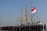 Sejumlah personel TNI AL melambaikan tangan saat keberangkatan KRI Bima Suci yang membawa Satgas Lattek Pelayaran Kartika Jala Krida Taruna Akademi Angkatan Laut (AAL) Tingkat III Angkatan Ke-72 tahun 2025 di Koarmada II, Surabaya, Jawa Timur, Jumat (1/8/2025). KRI Bima Suci yang diberangkatkan dalam rangka muhibah diplomasi duta bangsa dan Latihan Praktek Pelayaran Kartika Jala Krida tersebut membawa 281 personel yang terdiri dari 106 prajurit KRI Bima Suci, 97 Taruna AAL Angkatan ke-72, 12 Staf Satlat KJK TA. 2025, 2 taruna dan 1 perwira pendamping dari Akademi Militer, 2 taruna dan 1 pendamping dari AAU dan 60 peserta ASEAN Plus Cadet Sail (APCS) menuju ke sejumlah daerah di Indonesia dan ke sejumlah negara. ANTARA Jatim/Didik Suhartono/mas.