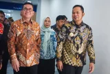 Menteri Perdagangan Budi Santoso (kiri) berjalan bersama Gubernur Kalimantan Timur Rudy Mas'ud (kanan) dan Dirjen Pengembangan Ekspor Nasional Kementerian Perdagangan Fajarini Puntodewi (tengah) usai meninjau ruangan saat peresmian Export Center (Pusat Ekspor) Balikpapan dan Batam di Balikpapan, Kalimantan Timur, Jumat (1/8/2025). Pusat Ekspor tersebut dirancang sebagai pusat edukasi dan kurasi produk UMKM yang siap dipasarkan secara internasional terutama sektor nonmigas dengan pendampingan bagi pelaku usaha mencakup aspek kualitas produk, pengemasan, perizinan, hingga strategi pasar tujuan. Antara Kaltim/Aditya Nugroho/nym/mrh