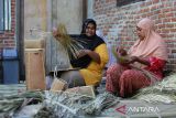 Perajin perempuan menyelesaikan pembuatan berbagai jenis kerajinan anyaman dari tanaman bili (Donax canniformis) di UMKM Bili Droe, desa Lampanah Tunong, Kabupaten Aceh Besar, Aceh, Rabu (30/7/2025). Kelompok perajin anyaman bili di daerah itu menyatakan  produksi berbagai jenis kerajinan anyaman bili meningkat rata rata mencapai 200 produk per bulan selama tahun 2025  dibanding tahun sebelumnya kisaran 140  produk perbulan karena peningkatan permintaan pasar , sementara omset penjualan Rp15 juta hingga Rp20 juta per bulan. ANTARA FOTO/Ampelsa.