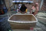 Perajin perempuan menyelesaikan pembuatan berbagai jenis kerajinan anyaman dari tanaman bili (Donax canniformis) di UMKM Bili Droe, desa Lampanah Tunong, Kabupaten Aceh Besar, Aceh, Rabu (30/7/2025). Kelompok perajin anyaman bili di daerah itu menyatakan  produksi berbagai jenis kerajinan anyaman bili meningkat rata rata mencapai 200 produk per bulan selama tahun 2025  dibanding tahun sebelumnya kisaran 140  produk perbulan karena peningkatan permintaan pasar , sementara omset penjualan Rp15 juta hingga Rp20 juta per bulan. ANTARA FOTO/Ampelsa.