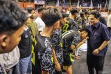 Ketua Umum PSSI Erick Thohir (kanan) menyalami peserta pada pertandingan wondr Futsal Series Surabaya di Jawa Pos Arena, Surabaya, Jawa Timur, Jumat (1/8/2025). Turnamen futsal yang diikuti lebih dari 1.000 sekolah dan kampus di seluruh Indonesia tersebut sebagai ajang pembinaan atlet muda serta memperkuat ekosistem olahraga futsal dan pendidikan di Indonesia. ANTARA Jatim/Rizal Hanafi/mas.
