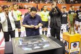 Ketua Umum PSSI Erick Thohir (keempat kiri) menandatangi jersey disaksikan CEO Futsal Series Novel Leonardo (keempat kanan) pada pertandingan wondr Futsal Series Surabaya di Jawa Pos Arena, Surabaya, Jawa Timur, Jumat (1/8/2025). Turnamen futsal yang diikuti lebih dari 1.000 sekolah dan kampus di seluruh Indonesia tersebut sebagai ajang pembinaan atlet muda serta memperkuat ekosistem olahraga futsal dan pendidikan di Indonesia. ANTARA Jatim/Rizal Hanafi/mas.