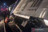 Petugas memeriksa rangkaian kereta api Argo Bromo Anggrek relasi Surabaya Pasar Turi-Gambir yang anjlok di emplasemen Station Pegaden Baru, Kabupaten Subang, Jawa Barat, Jumat (1/8/2025). PT Kereta Api Indonesia (KAI) Daerah Operasi (Daop) 3 Cirebon dan Daerah Operasi (Daop) 2 Bandung mendatangkan railway crane SC39302 dan kereta penolong untuk memfokuskan upaya pemulihan jalur dan mengevakuasi rangkaian KA Argo Bromo Anggrek yang mengalami anjlok. ANTARA FOTO/Abdan Syakura/agr