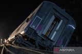 Petugas memeriksa rangkaian kereta api Argo Bromo Anggrek relasi Surabaya Pasar Turi-Gambir yang anjlok di emplasemen Station Pegaden Baru, Kabupaten Subang, Jawa Barat, Jumat (1/8/2025). PT Kereta Api Indonesia (KAI) Daerah Operasi (Daop) 3 Cirebon dan Daerah Operasi (Daop) 2 Bandung mendatangkan railway crane SC39302 dan kereta penolong untuk memfokuskan upaya pemulihan jalur dan mengevakuasi rangkaian KA Argo Bromo Anggrek yang mengalami anjlok. ANTARA FOTO/Abdan Syakura/agr