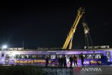 Petugas menggunakan Kereta luar biasa (railway crane)  mengevakuasi rangkaian kereta api Argo Bromo Anggrek relasi Surabaya Pasar Turi-Gambir yang anjlok di emplasemen Station Pegaden Baru, Kabupaten Subang, Jawa Barat, Jumat (1/8/2025). PT Kereta Api Indonesia (KAI) Daerah Operasi (Daop) 3 Cirebon dan Daerah Operasi (Daop) 2 Bandung mendatangkan railway crane SC39302 dan kereta penolong untuk memfokuskan upaya pemulihan jalur dan mengevakuasi rangkaian KA Argo Bromo Anggrek yang mengalami anjlok. ANTARA FOTO/Abdan Syakura/agr