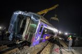 Petugas menggunakan Kereta luar biasa (railway crane)  mengevakuasi rangkaian kereta api Argo Bromo Anggrek relasi Surabaya Pasar Turi-Gambir yang anjlok di emplasemen Station Pegaden Baru, Kabupaten Subang, Jawa Barat, Jumat (1/8/2025). PT Kereta Api Indonesia (KAI) Daerah Operasi (Daop) 3 Cirebon dan Daerah Operasi (Daop) 2 Bandung mendatangkan railway crane SC39302 dan kereta penolong untuk memfokuskan upaya pemulihan jalur dan mengevakuasi rangkaian KA Argo Bromo Anggrek yang mengalami anjlok. ANTARA FOTO/Abdan Syakura/agr