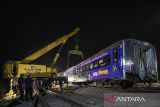 Petugas menggunakan Kereta luar biasa (railway crane)  mengevakuasi rangkaian kereta api Argo Bromo Anggrek relasi Surabaya Pasar Turi-Gambir yang anjlok di emplasemen Station Pegaden Baru, Kabupaten Subang, Jawa Barat, Jumat (1/8/2025). PT Kereta Api Indonesia (KAI) Daerah Operasi (Daop) 3 Cirebon dan Daerah Operasi (Daop) 2 Bandung mendatangkan railway crane SC39302 dan kereta penolong untuk memfokuskan upaya pemulihan jalur dan mengevakuasi rangkaian KA Argo Bromo Anggrek yang mengalami anjlok. ANTARA FOTO/Abdan Syakura/agr