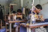 Pekerja menyelesaikan pembuatan seragam sekolah di Sentra Industri Usaha Konveksi Kelurahan Sukawana, Kota Serang, Banten, Jumat (1/8/2025). Kementerian Perindustrian mencatat Indeks Kepercayaan Industri (IKI) bulan Juli 2025 tetap berada di fase ekspansif yakni di angka 52,89 poin atau meningkat 1,05 poin dibanding bulan lalu yang sebesar 51,84 poin dan secara tahunan naik 0,49 poin yang didorong oleh peningkatan seluruh variabel pembentuknya, yakni indeks pesanan naik ke 54,40, persediaan produk ke 54,99, dan produksi ke angka 48,99 poin. ANTARA FOTO/Angga Budhiyanto/gp