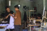 Pekerja menyelesaikan pembuatan seragam sekolah di Sentra Industri Usaha Konveksi Kelurahan Sukawana, Kota Serang, Banten, Jumat (1/8/2025). Kementerian Perindustrian mencatat Indeks Kepercayaan Industri (IKI) bulan Juli 2025 tetap berada di fase ekspansif yakni di angka 52,89 poin atau meningkat 1,05 poin dibanding bulan lalu yang sebesar 51,84 poin dan secara tahunan naik 0,49 poin yang didorong oleh peningkatan seluruh variabel pembentuknya, yakni indeks pesanan naik ke 54,40, persediaan produk ke 54,99, dan produksi ke angka 48,99 poin. ANTARA FOTO/Angga Budhiyanto/gp