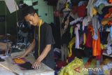 Pekerja membuat pola seragam sekolah pada lembaran kain di Sentra Industri Usaha Konveksi Kelurahan Sukawana, Kota Serang, Banten, Jumat (1/8/2025). Kementerian Perindustrian mencatat Indeks Kepercayaan Industri (IKI) bulan Juli 2025 tetap berada di fase ekspansif yakni di angka 52,89 poin atau meningkat 1,05 poin dibanding bulan lalu yang sebesar 51,84 poin dan secara tahunan naik 0,49 poin yang didorong oleh peningkatan seluruh variabel pembentuknya, yakni indeks pesanan naik ke 54,40, persediaan produk ke 54,99, dan produksi ke angka 48,99 poin. ANTARA FOTO/Angga Budhiyanto/gp