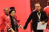 Ketua Umum DPP PDI Perjuangan (PDIP) Megawati Soekarnoputri (kedua kiri) berjalan didampingi oleh Ketua DPP PDIP Bidang Ekonomi Kreatif, M. Prananda Prabowo (kanan) seusai persidangan hari kedua Kongres ke-6 PDI Perjuangan di Bali Nusa Dua Convention Center (BNDCC), Nusa Dua, Badung, Bali, Sabtu (2/8/2025). Hari kedua Kongres ke-6 PDI Perjuangan beragendakan pemaparan laporan hasil sidang komisi politik, program, dan organisasi kepada sidang pleno kongres. ANTARA FOTO/Monang Sinaga/MRH/foc.ANTARA FOTO/Monang Sinaga/wsj.