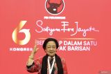 Ketua Umum DPP PDI Perjuangan (PDIP) Megawati Soekarnoputri membuat gestur salam Pancasila seusai persidangan hari kedua Kongres ke-6 PDI Perjuangan di Bali Nusa Dua Convention Center (BNDCC), Nusa Dua, Badung, Bali, Sabtu (2/8/2025). Hari kedua Kongres ke-6 PDI Perjuangan beragendakan pemaparan laporan hasil sidang komisi politik, program, dan organisasi kepada sidang pleno kongres. ANTARA FOTO/Monang Sinaga/wsj.