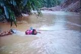 Bidan di Pasaman nekat arungi sungai untuk obati pasien