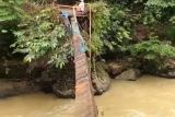 Akses jembatan terputus, dua kejorongan di Kecamatan Dua Koto Pasaman terisolasi