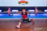 Lifter Jawa Barat Brilianti Chandrika gagal melakukan angkatan clean and jerk kelas 58 kg putri pada Kejuaraan Nasional Angkat Besi di GOR Saparua, Bandung, Jawa Barat, Minggu (3/8/2025). Kejuaraan nasional yang diselenggarakan Perkumpulan Angkat Besi Seluruh Indonesia (PABSI) tersebut diikuti 157 lifter kategori remaja dan anak dari berbagai provinsi yang ditujukan sebagai salah satu persiapan untuk Asian Youth Games pada Oktober mendatang dan pembinaan calon atlet sejak dini. ANTARA FOTO/Raisan Al Farisi/agr