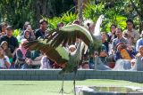 Sejumlah pengunjung menyaksikan atraksi burung-burung di Taman Safari Prigen, Pasuruan, Jawa Timur, Sabtu (2/8/2025). Berdasarkan data Badan Pusat Statistik (BPS) Jatim, perjalanan wisata nusantara dengan tujuan Jawa Timur pada Juni 2025 tercatat sebesar 18,71 juta perjalanan, naik 10,15 persen bila dibandingkan Mei 2025 (m-to-m) dan naik 5,95 persen bila dibandingkan bulan yang sama pada tahun sebelumnya (y-on-y). Antara Jatim/Umarul Faruq