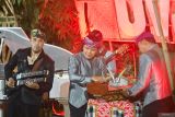 Musisi Balawan (kiri) tampil menghibur penonton Ubud Village Jazz Festival 2025 di kawasan Ubud, Gianyar Bali, Sabtu (2/8/2025). Festival tersebut menampilkan sejumlah musisi jazz dari berbagai negara di antaranya Balawan, East West European Jazz Orchestra, Makoto Kuriya Trio, New Centropezn Jazz Quartet dan Galaxy Big Band. ANTARA FOTO/Fikri Yusuf/wsj.