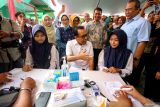 Menteri Koordinator Bidang Pembangunan Manusia dan Kebudayaan Pratikno (tengah) berbincang dengan siswa saat meninjau peluncuran program Cek Kesehatan Gratis (CKG) untuk anak sekolah di SMP Negeri 1 Padangan, Bojonegoro, Jawa Timur, Senin (4/8/2025). Peluncuran program CKG Sekolah dengan target sebanyak 53,8 juta siswa dari 282 ribu satuan pendidikan mulai dari SD, SMP, SMA di seluruh Indonesia yang digalakkan pemerintah itu bertujuan untuk mendorong deteksi dini penyakit dan meningkatkan kesadaran masyarakat terhadap pentingnya pemeriksaan kesehatan secara rutin khususnya bagi generasi muda guna mewujudkan generasi sehat menuju Indonesia Emas 2045. Antara Jatim/Muhammad Mada/um