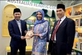 Australian ministergifts books for Istiqlal Mosque library
