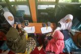 Petugas tenaga medis memeriksa tensi darah santri saat peluncuran program Cek Kesehatan Gratis (CKG) di Pondok Pesantren (Ponpes) Al-Amanah Junwangi di Sidoarjo, Jawa Timur, Senin (4/8/2025). Pelaksanaan CKG yang digelar pemerintah secara serentak di sekolah seluruh Indonesia dengan target sebanyak 53,8 juta peserta didik pada tahun 2025 itu sebagai upaya mendeteksi penyakit lebih awal agar dapat diberikan penanganan yang tepat dan mencegah komplikasi sekaligus menyosialisasikan membangun kebiasaan hidup sehat sejak dini. Antara Jatim/Umarul Faruq