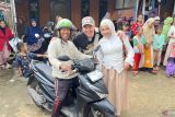 Pemengaruh Singapura, Kai Emilio berikan motor baru pada seorang pengemudi ojol di Batam