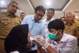 Menteri Kesehatan Budi Gunadi Sadikin (kedua kiri) didampingi Wakil Gubernur Jawa Barat Erwan Setiawan (kedua kanan) dan Wali Kota Bandung M. Farhan (kiri) meninjau pemeriksaan kesehatan gratis bagi anak sekola di SMPN 5, Bandung, Jawa Barat, Senin (4/8/2025). Peninjauan tersebut guna memastikan pelaksanaan program cek kesehatan gratis bagi anak sekolah tepat sasaran guna menjalan UU No. 17 Tahun 2023 tentang kesehatan dan Program Hasil Terbaik Cerpat (PHCT) sehingga mewujudkan anak Indonesia sehat menuju generasi emas 2045. ANTARA FOTO/Novrian Arbi/agr