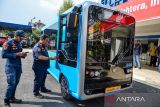 Petugas memperhatikan purwarupa angkot listrik pintar yang sedang diperkenalkan di Kantor Dinas Perhubungan Kota Bandung, Gedebage, Bandung, Jawa Barat, Senin (4/8/2025). Angkot listrik pintar yang diproduksi oleh perusahaan karoseri PT Marlip Indo Mandiri dengan fasilitas AC, kamera 360, TV LCD, pintu elektrik dan alat pembayaran non tunai tersebut mulai diperkenalkan kepada Pemerintah Kota Bandung guna mendukung peremajaan angkutan kota. ANTARA FOTO/Raisan Al Farisi/agr