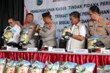 Kapolda Jawa Timur Irjen Pol Drs Nanang Aviyanto (ketiga kiri), Dirreskrimsus Polda Jawa Timur Kombes Pol Roy H.M. Sihombing (ketiga kanan), Kabid Humas Polda Jawa Timur Kombes Pol Jules Abast (kedua kanan), Kapolresta Sidoarjo Kombes Pol Christian Tobing (kedua kiri), Kepala Dinas Perindustrian dan Perdagangan (Disperindag) Jawa Timur Iwan (kiri) menunjukkan barang bukti saat ungkap kasus pabrik oplos beras premium di lokasi produksi beras SPG milik CV. Sumber Pangan Grup Desa Keper, Kecamatan Krembung, Sidoarjo, Jawa Timur, Senin (4/8/2025). Satgas Pangan Direktorat Kriminal Khusus (Ditreskrimsus) Polda Jatim Bersama Satuan Reserse Kriminal (Satreskrim) Polresta Sidoarjo berhasil membongkar praktik produksi beras premium tidak sesuai standar mutu dengan mencantumkan label SNI dan Halal secara tidak sah kemasan lima kilogram dan 25 kilogram dengan merek SPG yang sudah beroperasi dua tahun empat bulan dengan kapasitas 12-14 ton per hari. Antara Jatim/Umarul Faruq