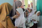 Petugas kesehatan mengukur tinggi dan berat badan pelajar sebelum diimunisasi saat Bulan Imunisasi Anak Sekolah (BIAS) 2025 di Sekolah Dasar Negeri Mulyorejo, Surabaya, Jawa Timur, Senin (4/8/2025). Pemkot Surabaya melalui Dinas Kesehatan Kota Surabaya melakukan pemberian imunisasi dalam program BIAS di sekolah tersebut berupa vaksin Measles Rubella (MR) kepada pelajar kelas 1 sekolah dasar untuk meningkatkan kekebalan tubuh serta perlindungan terhadap penyakit campak (Measles) dan campak JermanÂ  (Rubella), dan vaksin Human Papilloma Virus (HPV) kepada pelajar perempuan kelas 5 dan 6 sekolah dasar untuk meningkatkan kekebalan tubuh serta perlindungan terhadap penyakit kanker leher rahim (serviks). ANTARA Jatim/Didik Suhartono/mas.