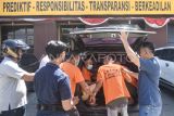 Polisi mengawal sejumlah tersangka ketika memasuki mobil seusai ditunjukkan dalam ungkap kasus di Mapolresta Samarinda, Kalimantan Timur, Selasa (5/8/2025). Polresta Samarinda dan Polsek jajaran selama bulan Juli 2025 berhasil mengamankan 47 orang tersangka pelaku kejahatan konvensional berupa pencurian kendaraan bermotor (curanmor), pencurian biasa, pencurian dengan pemberatan (curat), serta pencurian dengan kekerasan (curas). Antara Kaltim/M Risyal Hidayat
