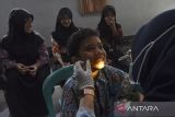 Tenaga medis memeriksa kesehatan gigi siswa saat Cek Kesehatan Gratis (CKG) Sekolah di SMP Negeri 1 Ciamis, Jawa Barat, Selasa (5/8/2025). Pemerintah mengakselerasi program CKG untuk 53,8 juta siswa usia 7 - 17 tahun tingkat SD, SMP, SMA, SMK, madrasah, pesantren, sekolah rakyat, dan sekolah luar biasa. ANTARA FOTO/Adeng Bustomi/agr
