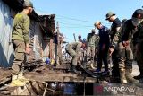 Satpol PP Kotim bersihkan sisa lapak pedagang di Pasar Keramat