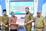 Wako Fadly Amran salurkan bansos untuk disabilitas, lansia, dan anak luar panti