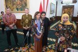 Gubernur Jawa Timur Khofifah Indar Parawansa (kanan) bersama Menteri Pembangunan Internasional, UKM dan Multikulturalisme Australia Anne Aly (tengah) Duta Besar Australia untuk Indonesia Rod Brazier (kedua kiri) dan Konsul Jenderal Australia di Surabaya Glen Askew (kiri) menyampaikan keterangan pers usai pertemuan di Gedung Negara Grahadi, Surabaya, Jawa Timur, Selasa (5/8/2025). Pertemuan Gubernur Khofifah dan Menteri Anne Aly tersebut dalam rangka mempererat hubungan sister province antara Australia Barat dan Jawa Timur sekaligus sebagai upaya memperkuat kemitraan di antaranya dalam bidang ketahanan pangan, pengembangan energi terbarukan serta penguatan koperasi dan UKM di Jawa Timur. ANTARA Jatim/Moch Asim.