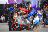 Seniman menampilkan kesenian Jaranan Kudo Menggolo pada acara Bayan Craft Art Fest 2025 di Balikpapan, Kalimantan Timur, Senin (4/8/2025). Pertunjukan kesenian tradisional itu digelar sebagai upaya pelestarian budaya sekaligus bentuk apresiasi terhadap pelaku kesenian tradisional, dan mendorong pengembangan potensi sektor pariwisata budaya. Antara Kaltim/Aditya Nugroho/nz/mrh