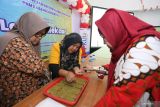 Sejumlah peserta mempraktikkan cara penyemaian sayur sawi dalam pelatiham hidroponik saat peresmian program Lorong Mekaar di Kantor Kecamatan Sawahan, Surabaya, Jawa Timur, Selasa (5/8/2025). Kegiatan yang diikuti sebanyak 50 nasabah PNM Mekaar tersebut merupakan program PNM Peduli, Tanggung Jawab Sosial dan Lingkungan (TJSL) yang dirancang untuk mengatasi keterbatasan lahan perkotaan, memberdayakan ibu‑ibu nasabah Mekaar dan mendukung ketahanan pangan yang inklusif serta berkelanjutan untuk keluarga prasejahtera. ANTARA Jatim/Moch Asim.