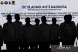 Sejumlah kepala desa mengoikuti deklarasi anti narkoba di Desa Tambak Baya, Lebak, Banten, Selasa (5/8/2025). Peluncuran program Desa Bebas Narkoba (Bersinar) tersebut sebagai komitmen pemerintah dalam pencegahan, pemberantasan, penyalahgunaan serta peredaran gelap narkotika (P4GN) khususnya di 1.238 desa di Provinsi Banten. ANTARA FOTO/Muhammad Bagus Khoirunas/gp