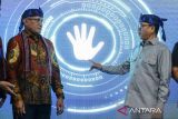 Menteri Desa dan Pembangunan Daerah Tertinggal Yandri Susanto (kanan) bersama Kepala Badan Narkotika Nasional (BNN) RI Komjen Pol. Marthinus Hukom (kiri) bersiap meresmikan peluncuran desa bersih narkoba di Desa Tambak Baya, Lebak, Banten, Selasa (5/8/2025). Peluncuran program Desa Bebas Narkoba (Bersinar) tersebut sebagai komitmen pemerintah dalam pencegahan, pemberantasan, penyalahgunaan serta peredaran gelap narkotika (P4GN) khususnya di 1.238 desa di Provinsi Banten. ANTARA FOTO/Muhammad Bagus Khoirunas/gp