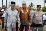 Menteri Desa dan Pembangunan Daerah Tertinggal Yandri Susanto (kiri) didampingi Kabaharkam Polri Komjen Pol Mohammad Fadil Imran (kanan), dan Kepala Badan Narkotika Nasional (BNN) RI Komjen Pol. Marthinus Hukom (tengah) tiba di Desa Tambak Baya, Lebak, Banten, Selasa (5/8/2025). Peluncuran program Desa Bebas Narkoba (Bersinar) tersebut sebagai komitmen pemerintah dalam pencegahan, pemberantasan, penyalahgunaan serta peredaran gelap narkotika (P4GN) khususnya di 1.238 desa di Provinsi Banten. ANTARA FOTO/Muhammad Bagus Khoirunas/gp