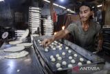 Pekerja meletakan adonan roti ke loyang di industri roti rumahan Surya Kencana, Pinang, Kota Tangerang, Banten, Rabu (6/8/2025). Kementerian Perindustrian menyatakan industri pengolahan (manufaktur) mencatatkan kinerja impersif pada triwulan II 2025 dengan pertumbuhan mencapai 5,68 persen (year-on-year), peningkatan tersebut melampaui capaian pertumbuhan ekonomi nasional dengan angka 5,12 persen yang didukung melalui sektor industri makanan dan minuman, logam dasar, serta kimia, farmasi dan obat tradisional. ANTARA FOTO/Putra M. Akbar/gp