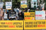 Sejumlah aktivis lingkungan dari Ecoton membentangkan poster saat aksi di depan Konsulat Jenderal Australia, Surabaya, Jawa Timur, Rabu (6/8/2025). Aksi itu menyerukan sejumlah aspirasi salah satunya mendesak Australia untuk menghentikan ekspor limbah plastik ke Indonesia karena membahayakan bagi kesehatan makhluk hidup di Indonesia. ANTARA Jatim/Didik Suhartono/mas.