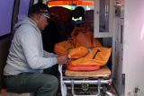 Tim SAR gabungan mengevakuasi jenazah anak buah kapal (ABK) kapal Bali Dolphin Cruise 2 ke dalam ambulans untuk dibawa ke RSUP Prof Ngoerah di Kawasan utara Pelabuhan Sanur, Denpasar, Bali, Rabu (6/8/2025). Berdasarkan keterangan terkini dari pihak Kantor Kesyahbandaran dan Otoritas Pelabuhan (KSOP) Kelas II Benoa beserta Kantor Pencarian dan Pertolongan Denpasar, peristiwa kecelakaan kapal Bali Dolphin Cruise 2 yang terjadi di kawasan utara Pelabuhan Sanur pada Selasa (6/8) pukul 15.15 WITA tersebut mengakibatkan tiga orang meninggal dunia yakni dua orang warga negara China dan satu orang ABK. ANTARA FOTO/Nyoman Hendra Wibowo/wsj.