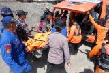 Tim SAR gabungan mengevakuasi jenazah anak buah kapal (ABK) kapal Bali Dolphin Cruise 2 ke dalam ambulans untuk dibawa ke RSUP Prof Ngoerah di Kawasan utara Pelabuhan Sanur, Denpasar, Bali, Rabu (6/8/2025). Berdasarkan keterangan terkini dari pihak Kantor Kesyahbandaran dan Otoritas Pelabuhan (KSOP) Kelas II Benoa beserta Kantor Pencarian dan Pertolongan Denpasar, peristiwa kecelakaan kapal Bali Dolphin Cruise 2 yang terjadi di kawasan utara Pelabuhan Sanur pada Selasa (6/8) pukul 15.15 WITA tersebut mengakibatkan tiga orang meninggal dunia yakni dua orang warga negara China dan satu orang ABK. ANTARA FOTO/Nyoman Hendra Wibowo/wsj.
